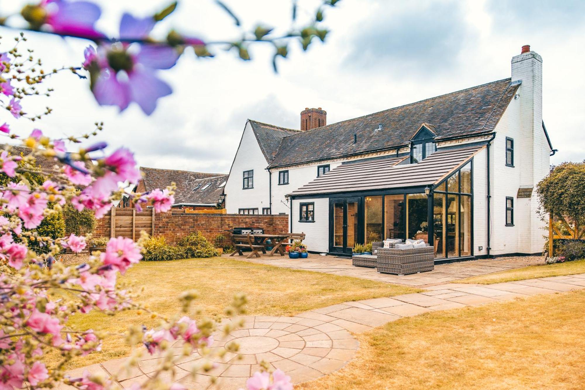 High Grosvenor House With Rose And Heath Cottages Бриджнорс Экстерьер фото