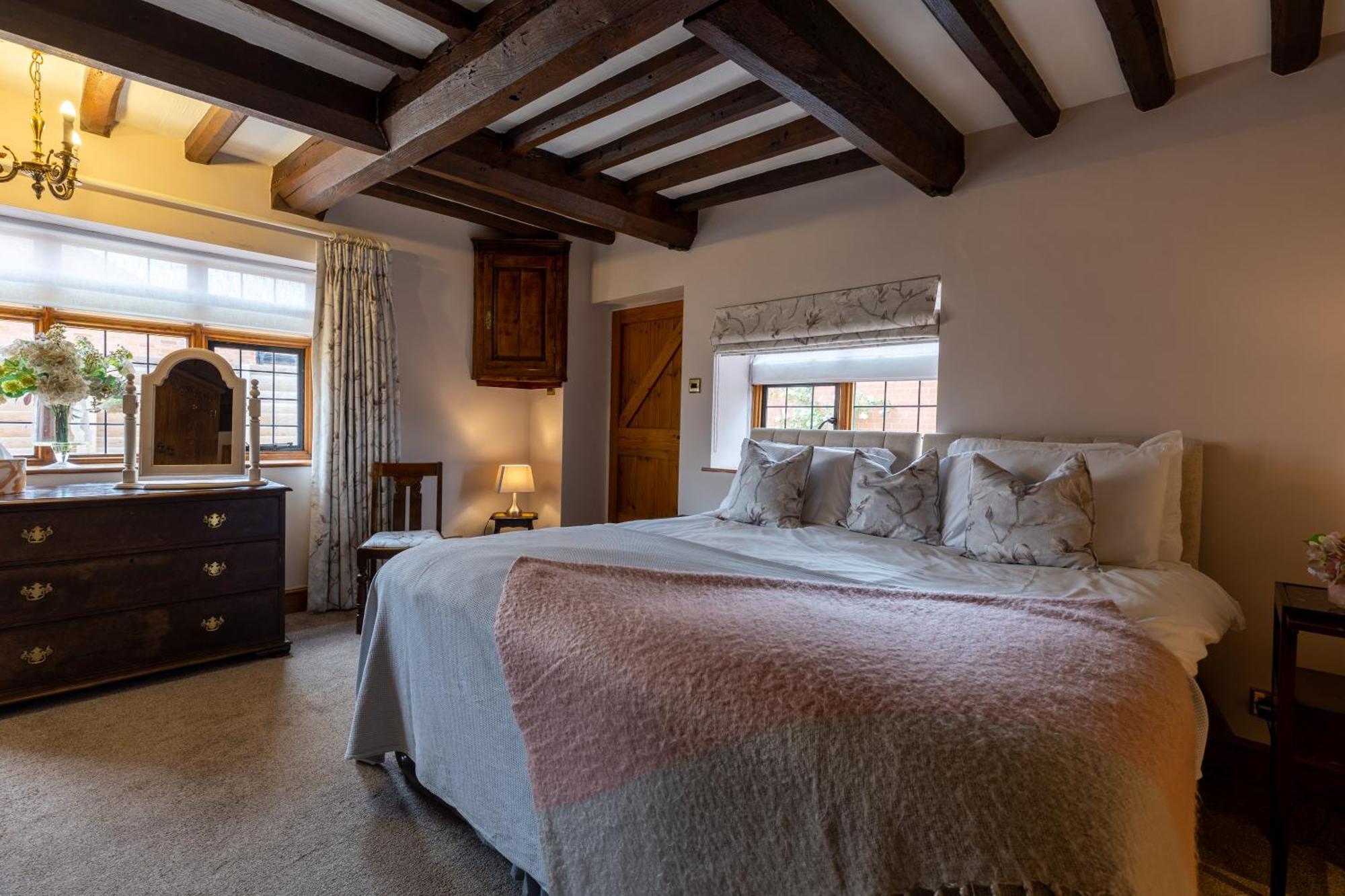 High Grosvenor House With Rose And Heath Cottages Бриджнорс Экстерьер фото