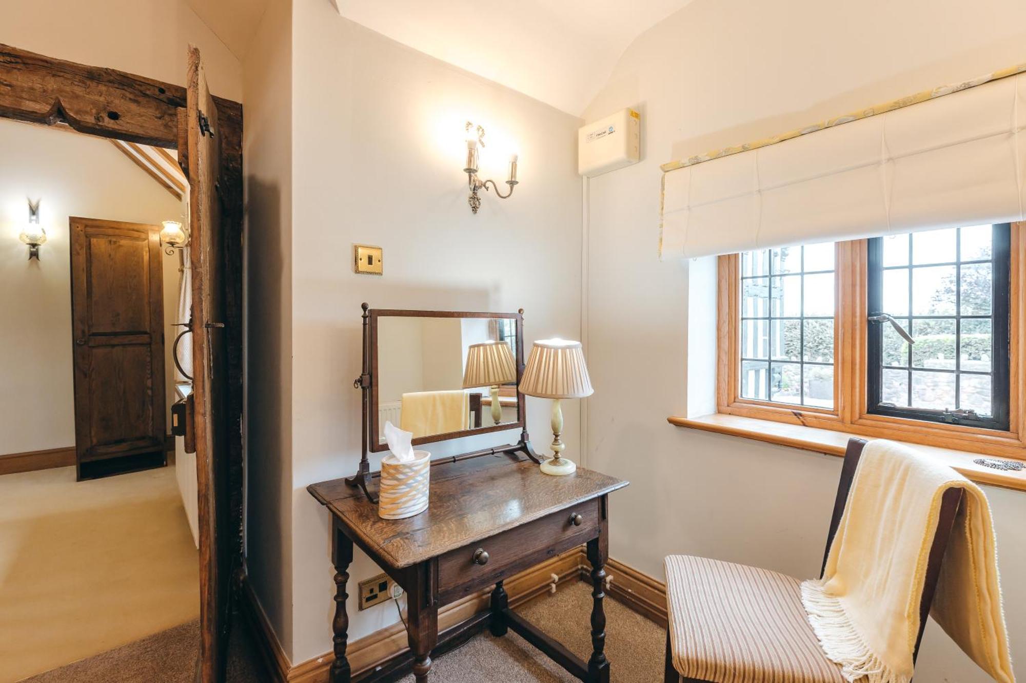 High Grosvenor House With Rose And Heath Cottages Бриджнорс Экстерьер фото