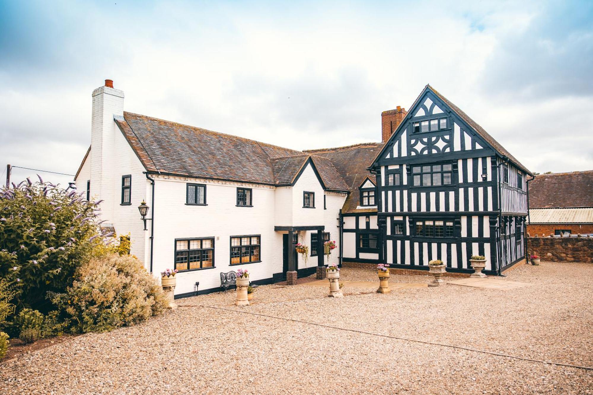 High Grosvenor House With Rose And Heath Cottages Бриджнорс Экстерьер фото